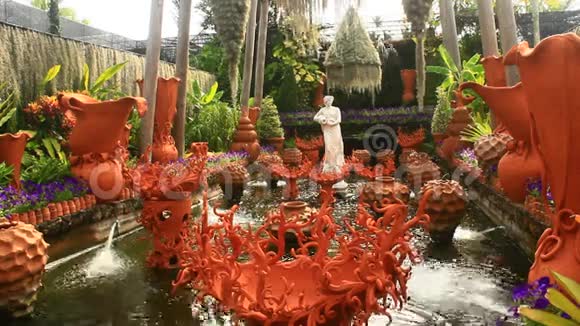 美丽的花园和陶瓷喷泉视频的预览图