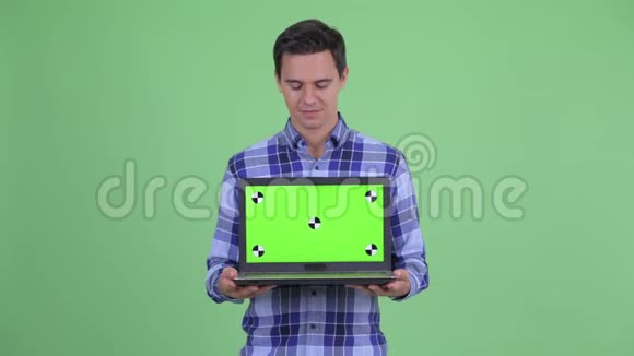 年轻英俊的帅哥展示笔记本电脑视频的预览图