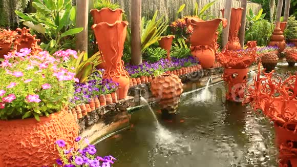 美丽的花园和陶瓷喷泉视频的预览图