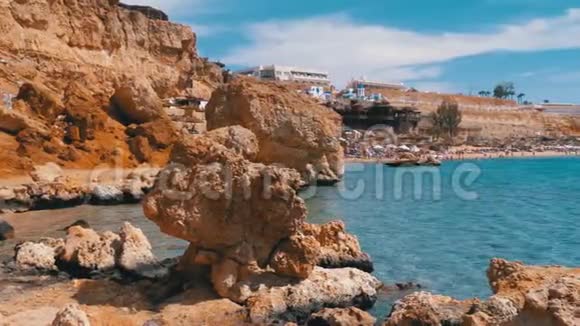 靠近珊瑚礁的红海上的洛基海滩埃及红海海岸度假村视频的预览图