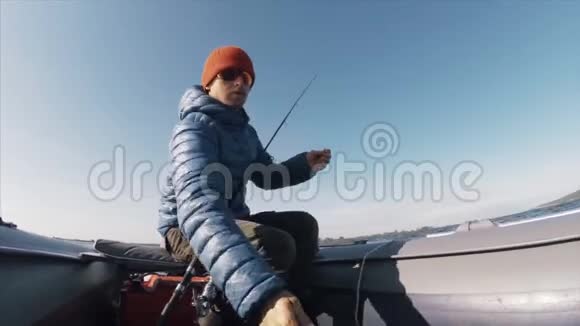 业余钓鱼者在湖上钓鱼视频的预览图