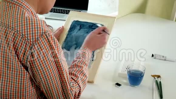 成人在家庭画室用彩色水彩画作画视频的预览图