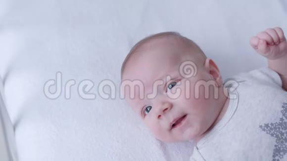 婴儿躺在家里的床上视频的预览图