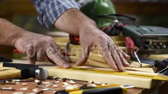工匠在木板上工作木工视频的预览图