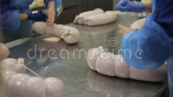 肉类工业香肠的生产视频的预览图