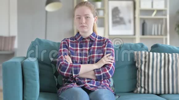 年轻女子坐在沙发上咳嗽视频的预览图