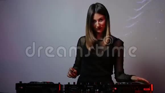 俱乐部甲板上的DJ女孩视频的预览图