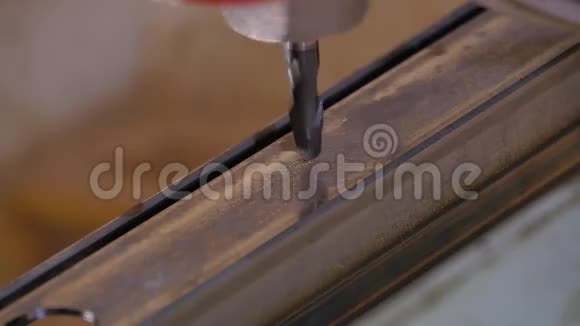 钻到金属上的洞金属车间金属钻孔特写员工用平板钢板钻孔视频的预览图