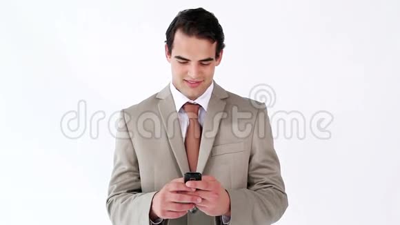 微笑的男人用手机发短信视频的预览图
