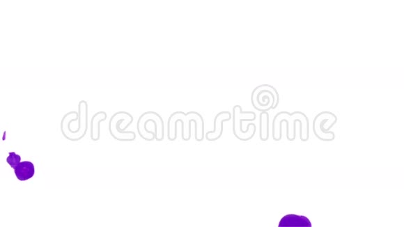 紫罗兰色墨水滴在白色背景上以达到效果三维渲染体素图形计算机模拟视频的预览图