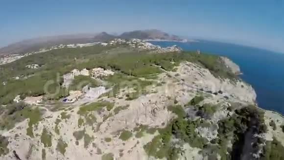 卡拉拉贾达灯塔景观空中飞行马略卡视频的预览图
