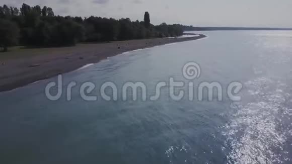 在海滩上空飞行山脉和悬崖视频的预览图