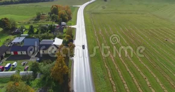鸟瞰令人惊叹的夏季景观汽车道路视频的预览图
