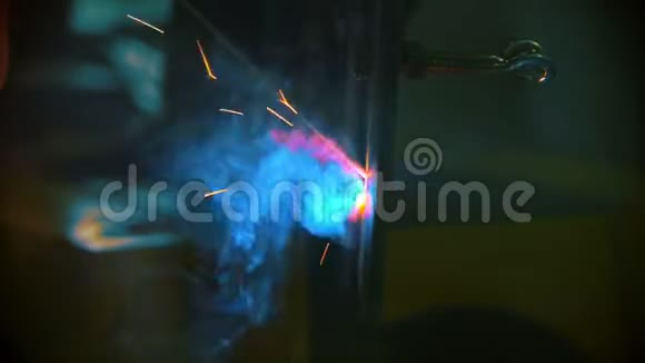 工业厂房上焊接工艺视频的预览图