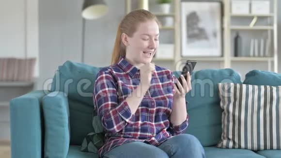 年轻女子在网上购物视频的预览图