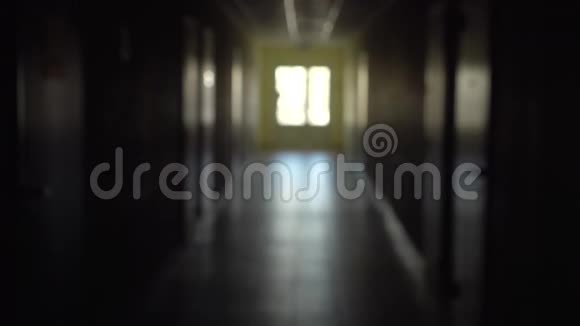 一个男人的剪影穿过黑暗的走廊视频的预览图