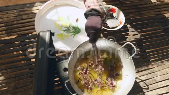 油炸狼蛛烹饪狼蛛视频的预览图