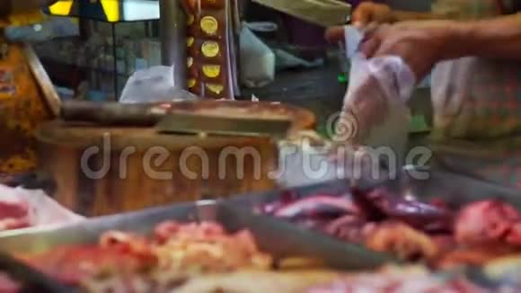 本地亚洲市场卖鲜肉的屠夫视频的预览图