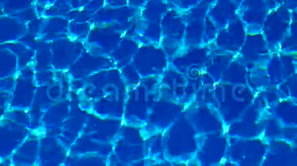 池中的水阳光被反射波浪反射和眩光视频的预览图