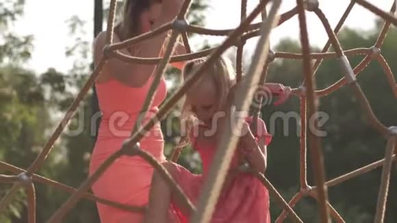 快乐的母亲和她的小女儿玩耍玩得开心年轻的白种人妈妈穿着夏天明亮的衣服视频的预览图