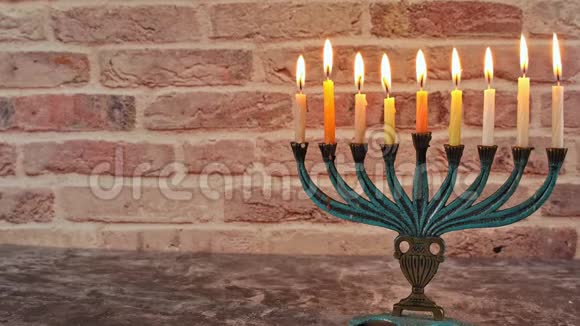 光明节犹太节日与甘露传统烛光视频的预览图