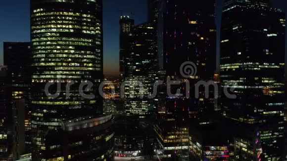 莫斯科国际商务中心摩天大楼的夜间空中拍摄视频的预览图