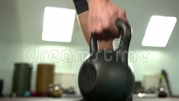 特写男子运动员训练与水壶在健身房视频的预览图