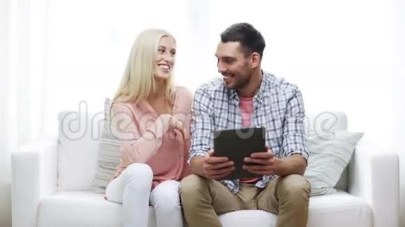 有平板电脑在家的幸福夫妻视频的预览图