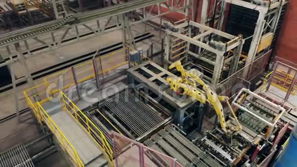 带有机器人运输装置的工业设备视频的预览图