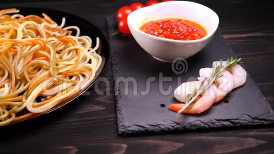 餐厅里的厨师在家里做熟食主厨为完成的意大利面做装饰视频的预览图