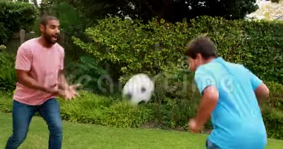 幸福的家庭踢足球4K视频的预览图