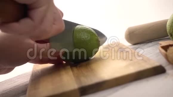 巴西柠檬果柠条加柠檬和薄荷的鸡尾酒视频的预览图
