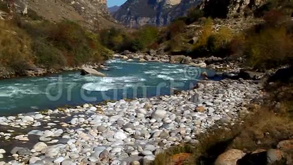 快山河在石间流淌视频的预览图