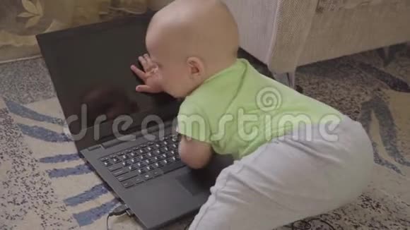 带电脑的新生儿视频的预览图
