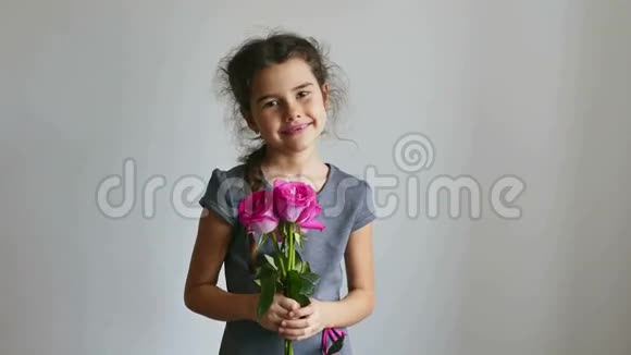 女孩快乐少年送玫瑰花视频的预览图