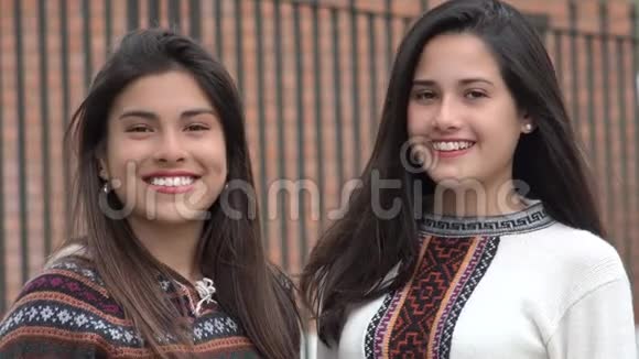 微笑着拉丁裔女性青少年视频的预览图