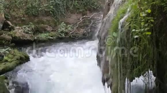 夏天公园里的大瀑布视频的预览图