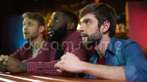 足球迷在酒吧看比赛男朋友对球队输球失望视频的预览图