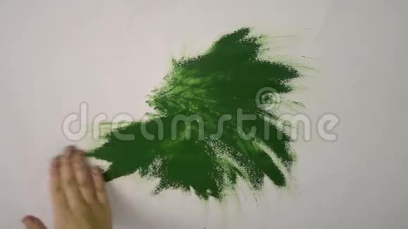 把绿色的油漆擦在白纸上视频的预览图