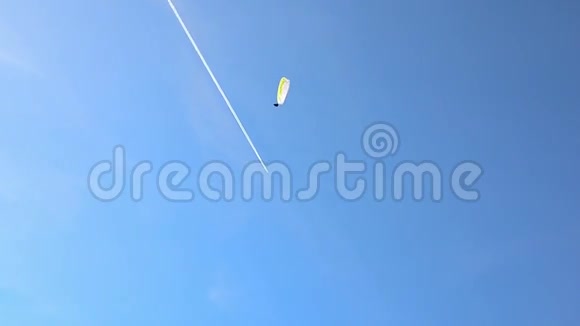 有飞机的滑翔伞视频的预览图