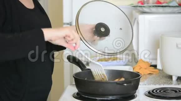 中年妇女在家做饭视频的预览图