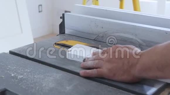 切割木制电动锯床工具视频的预览图