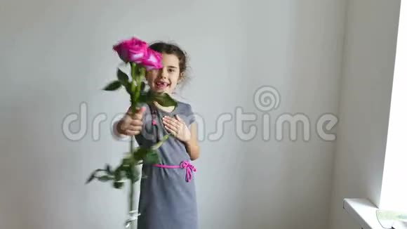 快乐女孩青少年送玫瑰花视频的预览图