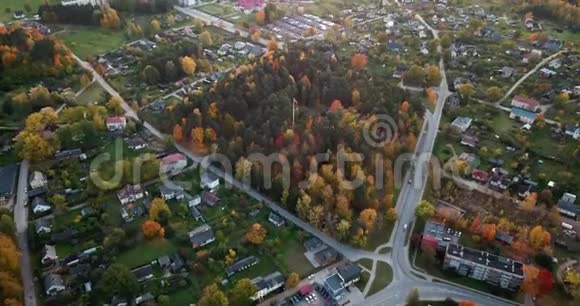 在欧洲东部的一个小城市中心秋天的色彩中有许多树木视频的预览图