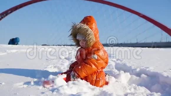 阳光明媚的冬日快乐的孩子在公园里玩耍雪的冬季景观户外视频的预览图