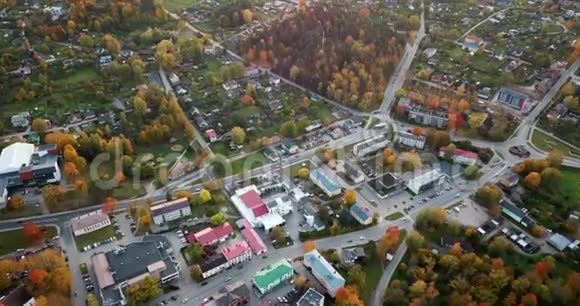 在欧洲东部的一个小城市中心秋天的色彩中有许多树木视频的预览图