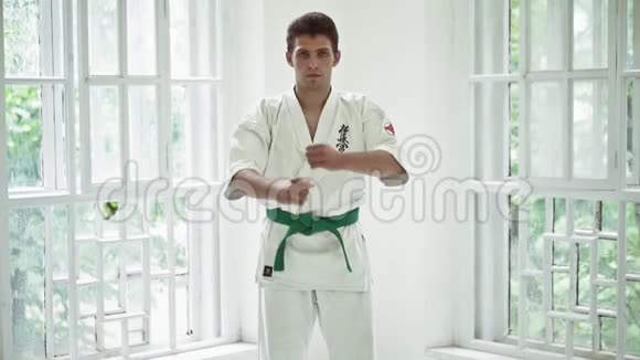 武术大师在体育馆的格斗训练视频的预览图