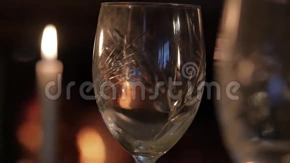 壁炉前的酒杯视频的预览图