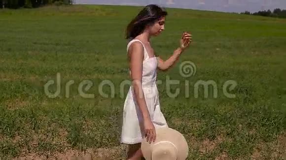 穿着白衣服戴草帽的少女视频的预览图