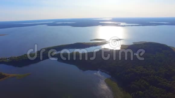 俄罗斯日落时塞利格湖上的克利森岛空中全景视频的预览图